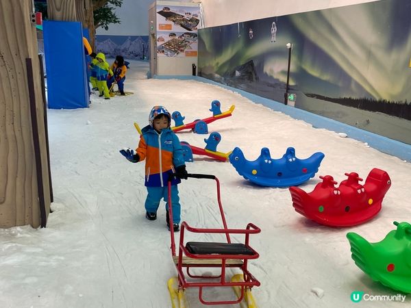 暑假北上消暑好去處，就係深圳觀瀾湖卡魯冰雪世界，出面熱到三十...