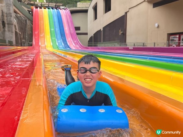 第一次去水上樂園，可以讓小朋友盡情玩水，大人又可以放鬆壓力，...
