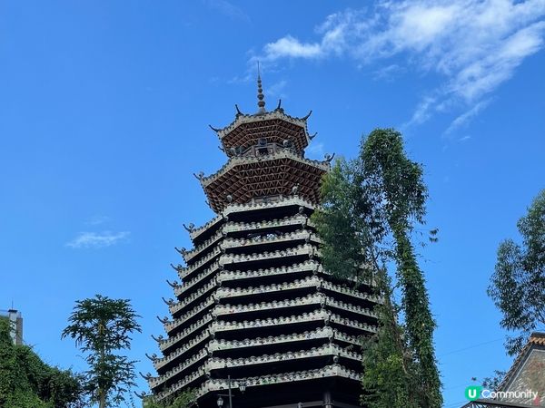 這裏是深圳甘坑古鎮，古色古香，如圖晚上夜景很漂亮。在這裏穿上...
