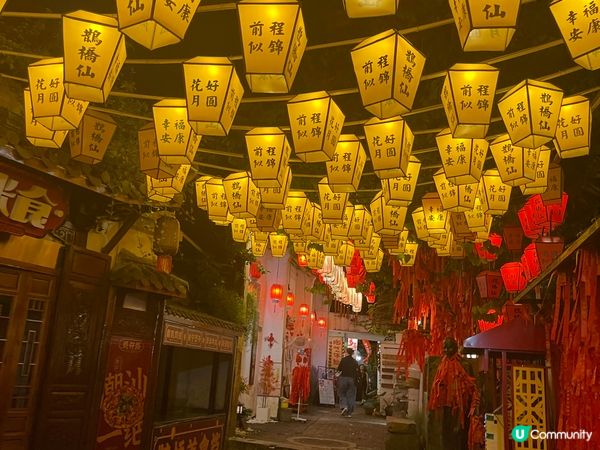 這裏是深圳甘坑古鎮，古色古香，如圖晚上夜景很漂亮。在這裏穿上...