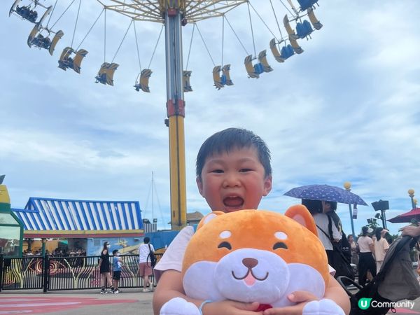 海洋公園玩攤位遊戲又中獎；