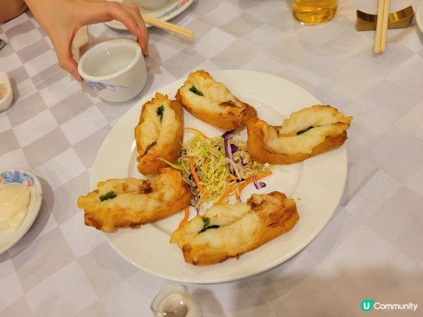 鳳凰酒家的蝦多士及釀蟹殼都是餐廳推薦美食，另外去自助餐當然要...