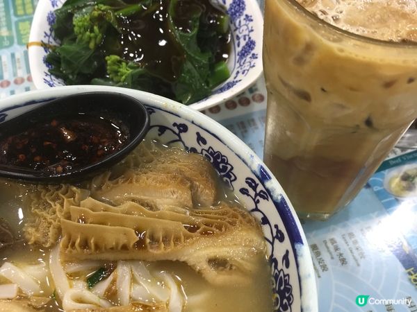 稻香酒樓的流沙奶黃包，潮龍園的牛雜河，德田酒樓的點心