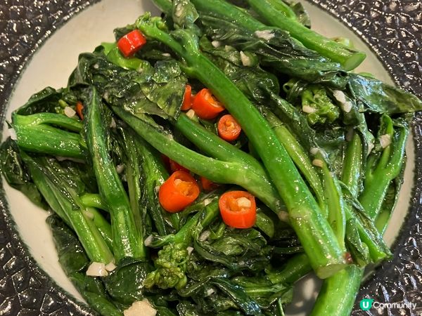 我和朋友到泰國餐廳食至愛招牌冬陰功海鮮湯、炭燒豬頸肉和馬拉盞...
