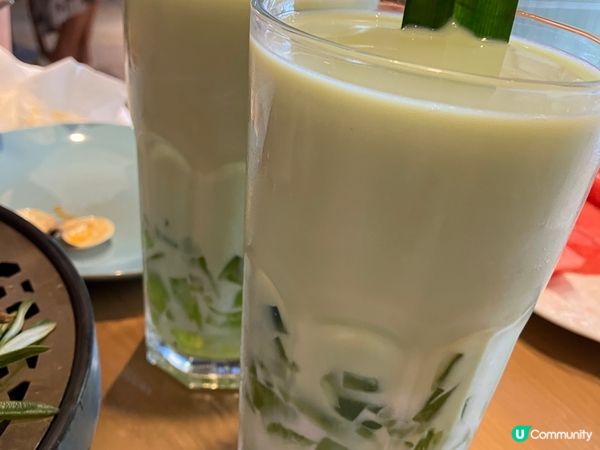 我和朋友到泰國餐廳食至愛招牌冬陰功海鮮湯、炭燒豬頸肉和馬拉盞...