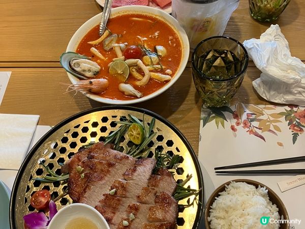 我和朋友到泰國餐廳食至愛招牌冬陰功海鮮湯、炭燒豬頸肉和馬拉盞...