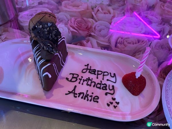 Jaja是一間素食餐廳，全間餐廳都是粉紅色和花朵，打卡一流！...