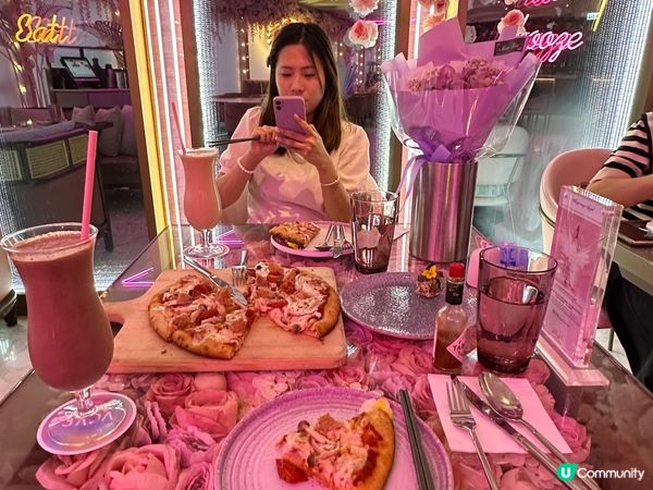 Jaja是一間素食餐廳，全間餐廳都是粉紅色和花朵，打卡一流！...