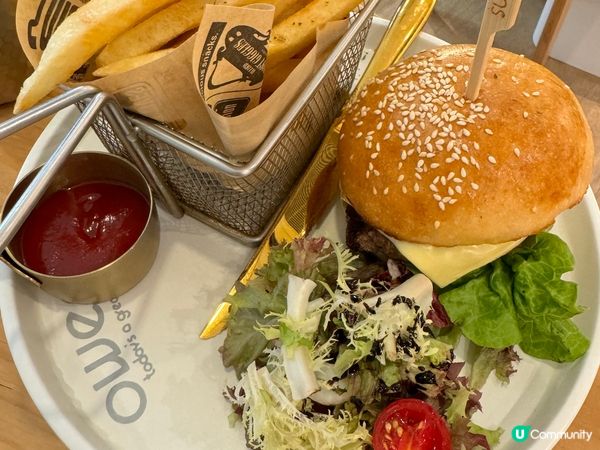 餐廳提供性價比高的午餐，牛扒肉汁豐富及新鮮。