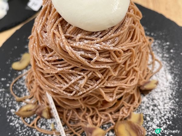 栗子塔外面包了大量香濃栗子蓉，頭頂放了一隻蛋形物體，係由綿密...