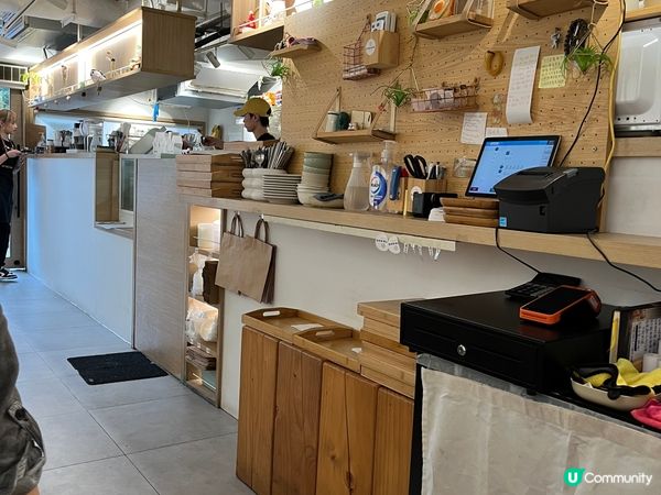 栗子塔外面包了大量香濃栗子蓉，頭頂放了一隻蛋形物體，係由綿密...