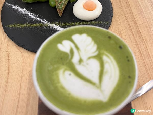 栗子塔外面包了大量香濃栗子蓉，頭頂放了一隻蛋形物體，係由綿密...