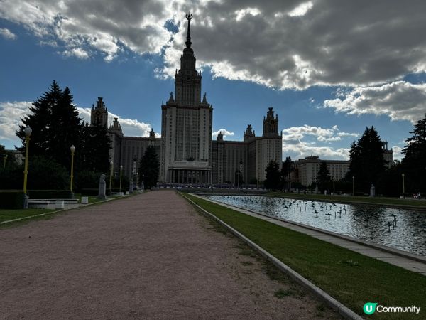 ?莫斯科大學?見到有人係度影婚紗相，暑假呢度人唔多，幾空曠，...