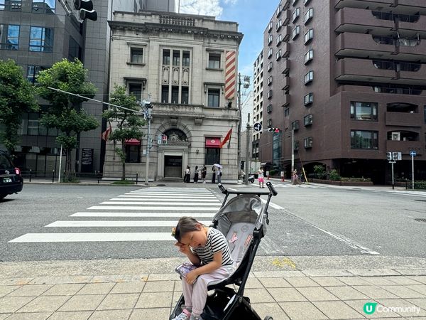 這間位於大阪的由銀行改造的Cafe, 是非常特別的， 入面有...