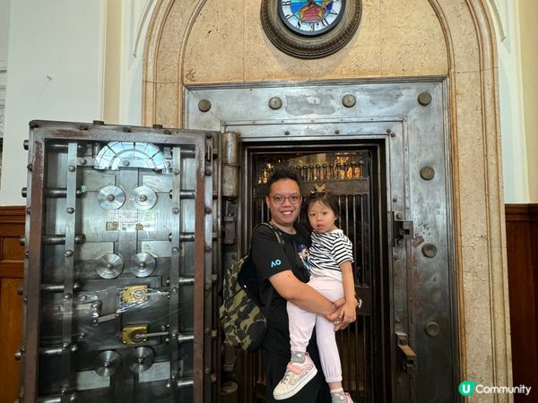 這間位於大阪的由銀行改造的Cafe, 是非常特別的， 入面有...