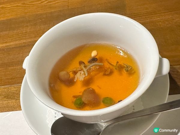 以上是城崎溫泉區內一間叫小宿緣的旅館餐廳，一泊二食的晚餐，賣...