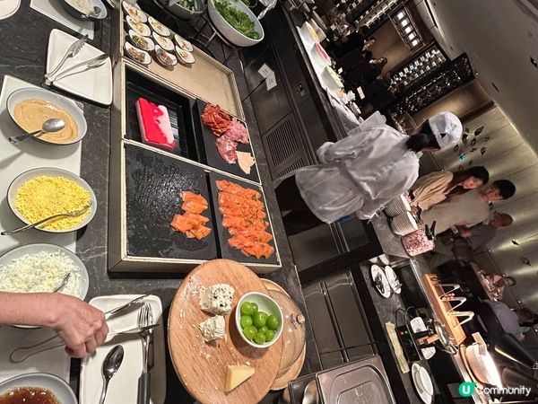 東涌喜來登酒店假日週末自助午餐，生蠔海鮮長腳蟹任食，仲有特色...