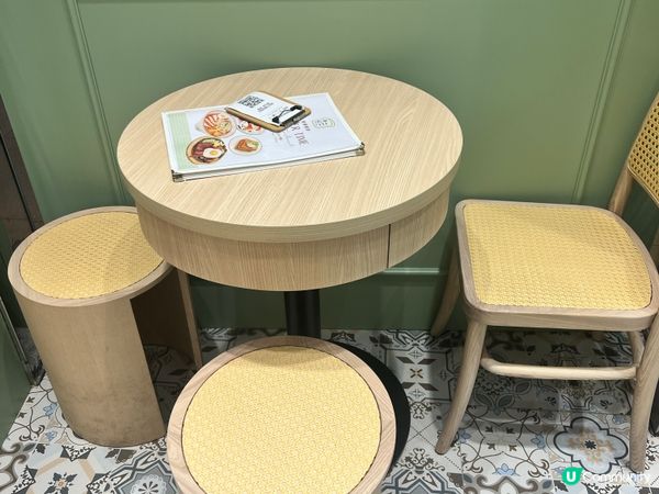 今年先開張嘅新式文青餐記🥢茶記以淺綠色為主嘅裝修🧩