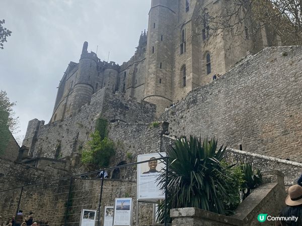 我覺得到法國必去的景點之一，是位於諾曼第大區聖馬洛灣附近的聖...