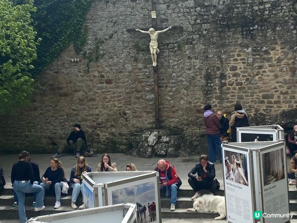 我覺得到法國必去的景點之一，是位於諾曼第大區聖馬洛灣附近的聖...