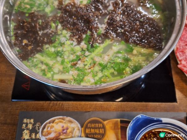 來這間火?店必食?潮洲湯底，有紫菜，豆腐，肉碎，小蝦乾，唐芹...