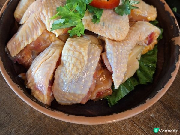 來這間火?店必食?潮洲湯底，有紫菜，豆腐，肉碎，小蝦乾，唐芹...