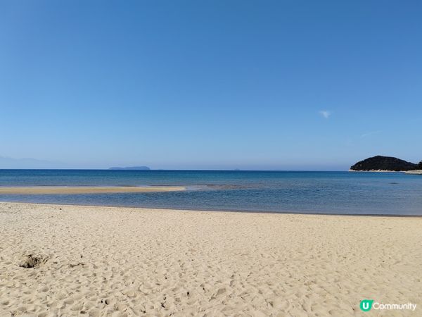 藍天白雲下在父母濱吹吹風