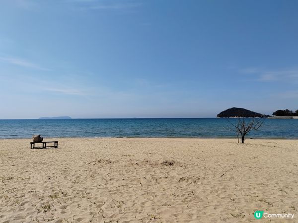 藍天白雲下在父母濱吹吹風