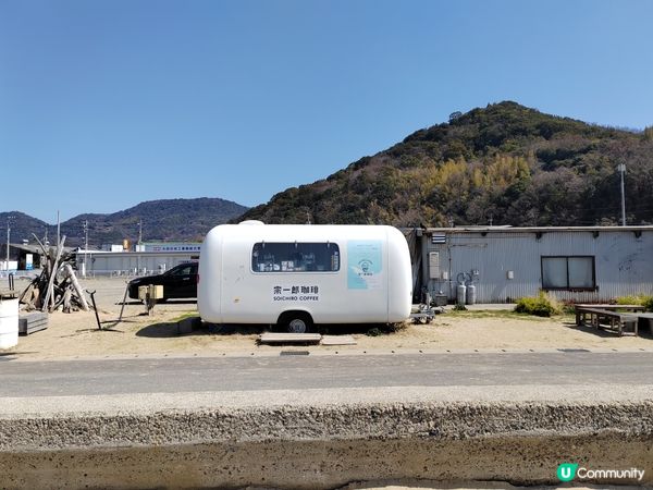 藍天白雲下在父母濱吹吹風