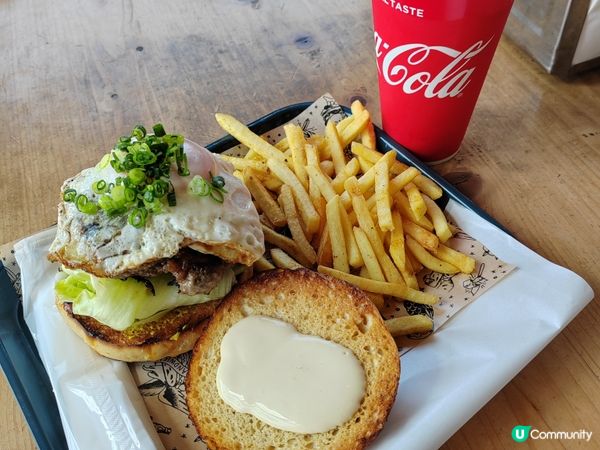 藍天白雲下在父母濱吹吹風