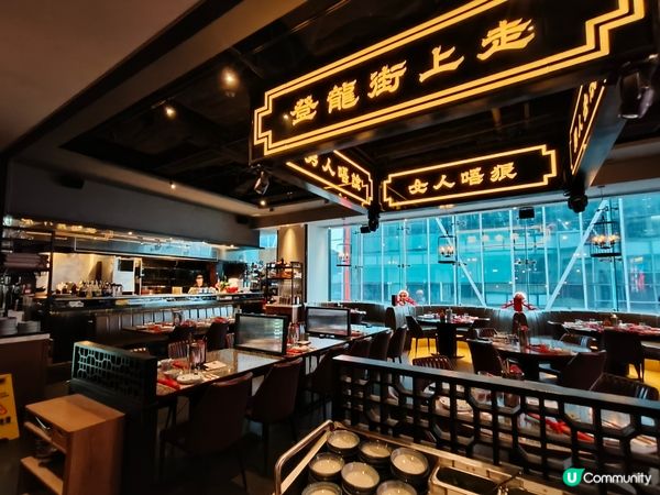 一間非常摩登的火鍋店帶有懷舊而有趣的氣氛