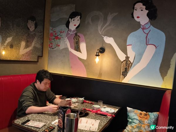 一間非常摩登的火鍋店帶有懷舊而有趣的氣氛