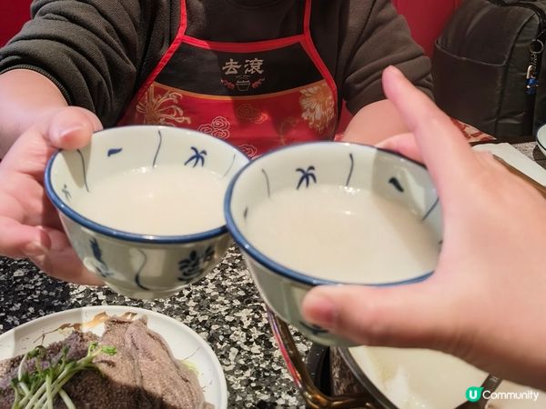 一間非常摩登的火鍋店帶有懷舊而有趣的氣氛