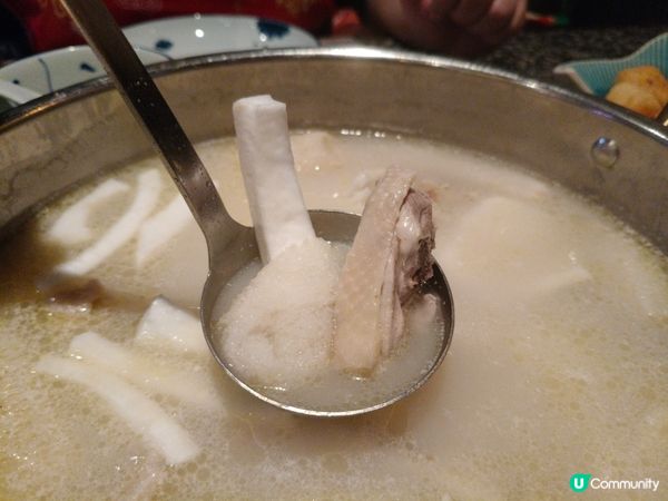 一間非常摩登的火鍋店帶有懷舊而有趣的氣氛