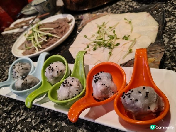 一間非常摩登的火鍋店帶有懷舊而有趣的氣氛