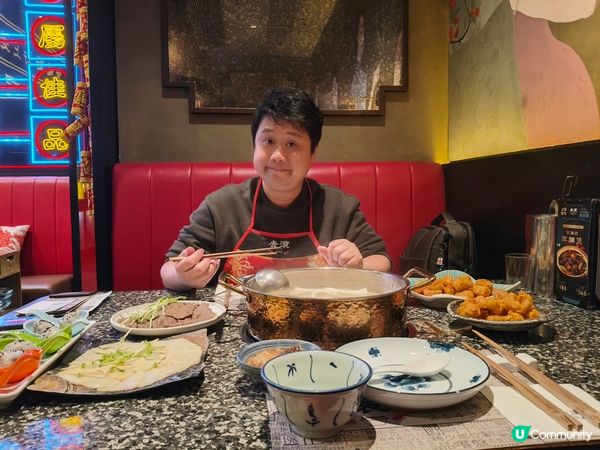 一間非常摩登的火鍋店帶有懷舊而有趣的氣氛