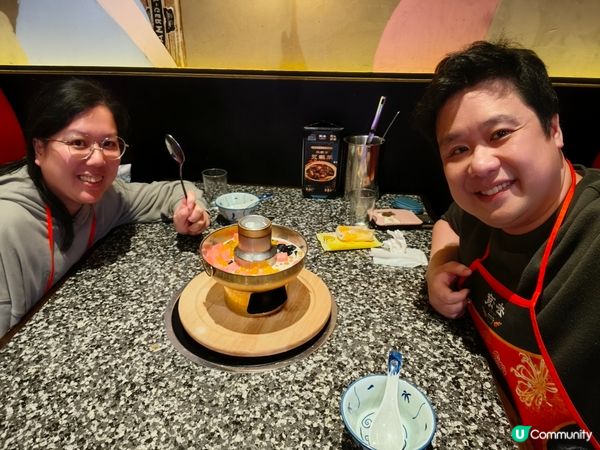 一間非常摩登的火鍋店帶有懷舊而有趣的氣氛