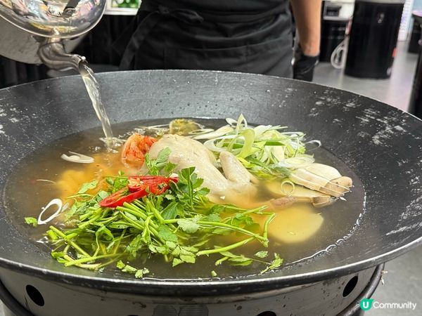 首爾鐘路三街隱藏美食🐔  
鐵鍋蓋上的一隻雞，打卡必備📸