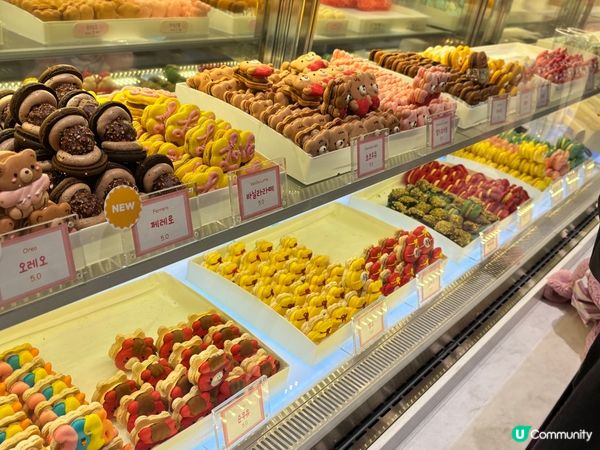 去旅行必行百貨公司的甜品區,唔買睇下都超開心｡樣樣食既都驚肥...