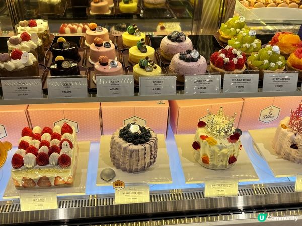 去旅行必行百貨公司的甜品區,唔買睇下都超開心｡樣樣食既都驚肥...