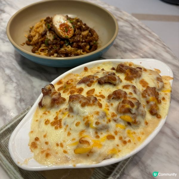 黑松露焗芝士雞扒飯，黑松露芝士味道突出，雞扒肉嫩多汁