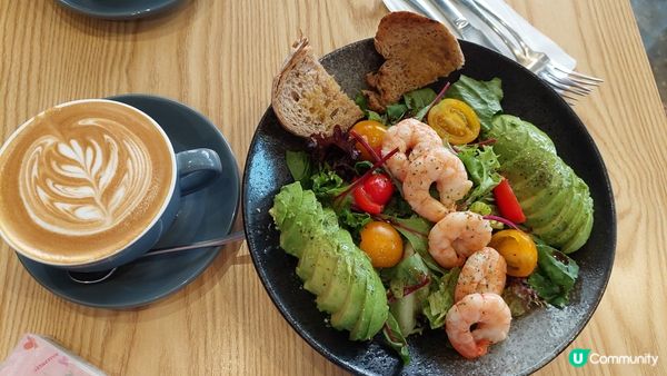 份量充足的牛油果大蝦沙律