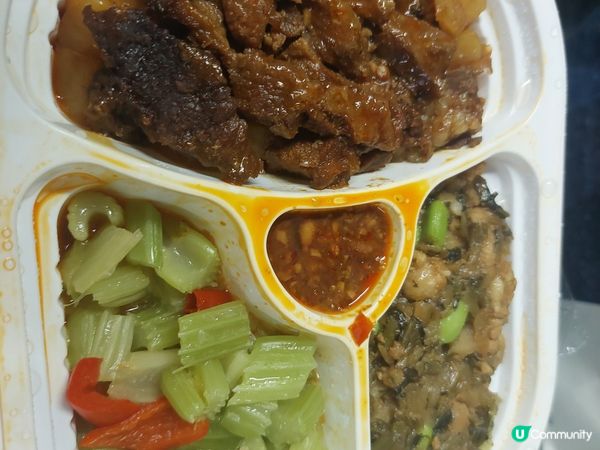 高鐵上的熱飯盒，每個¥49, 長途的旅程總算有熱食下肚，味道...