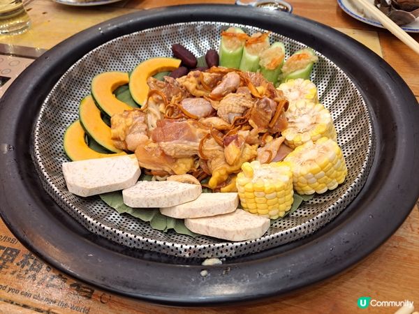 餐廳位於荔枝角道，主要食蒸海鮮，用料新鮮大隻，認真的真材實料...