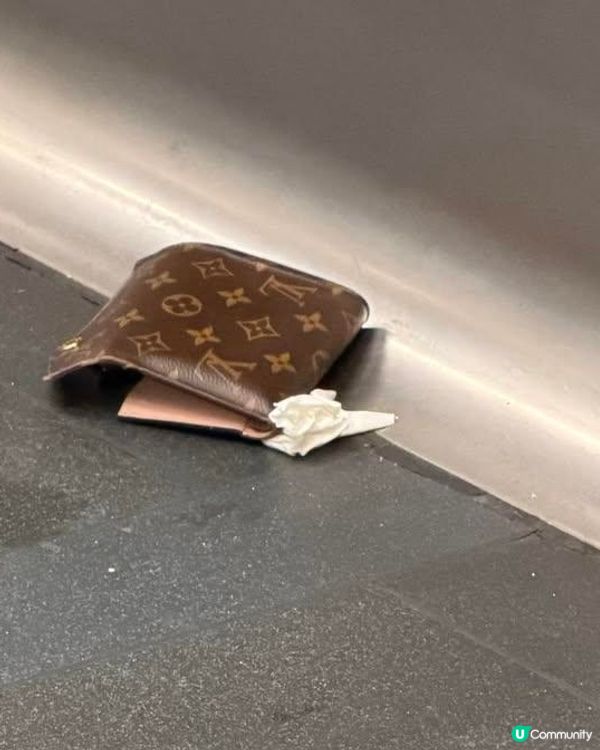 有人喺11:14荔景地鐵站往荃灣方向 落車嗰陣跌咗個銀包，已...