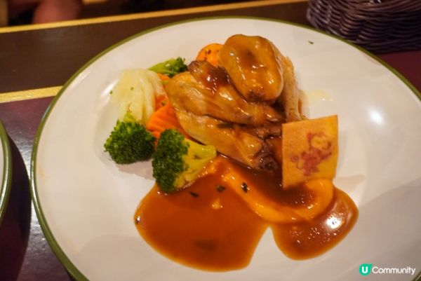 每次入香港迪士尼樂園都會在晚餐前離開去找吃的，因為園內餐廳的...