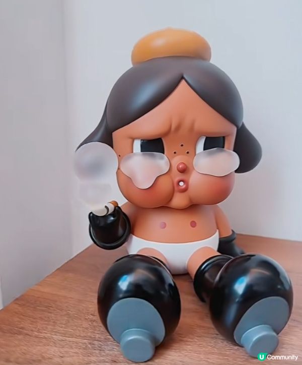 眼神帶住憂傷感，好似有好多心事！