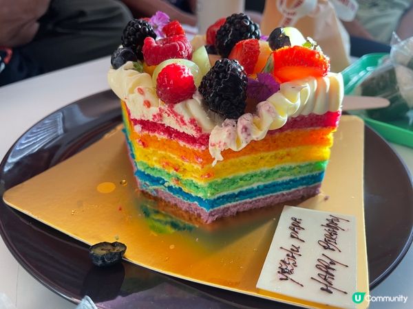 Hyatt 期間限定彩虹🌈蛋糕