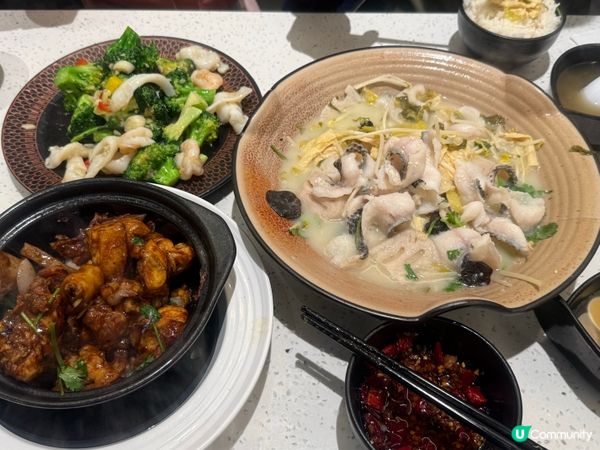 酸菜魚，西蘭花鮮魷蝦仁，啫啫雞煲，三個小菜，兩碗白飯，兩碗湯