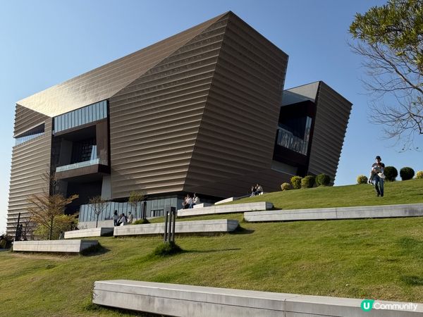 三隻巨大充氣貓咪《夢遊喵境》係西九龍文化區